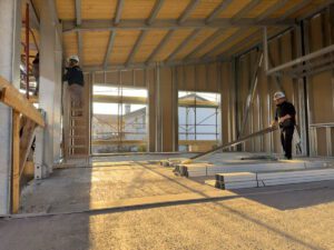 Foto degli interni di un cantiere Grandi Build, dove si vedono le pareti interni in assemblaggio