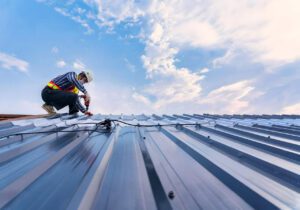Foto della lamiera di un tetto di una costruzione in acciaio
