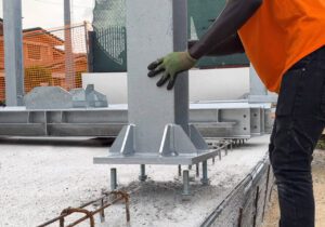 La posa della struttura in acciaio in un cantiere
