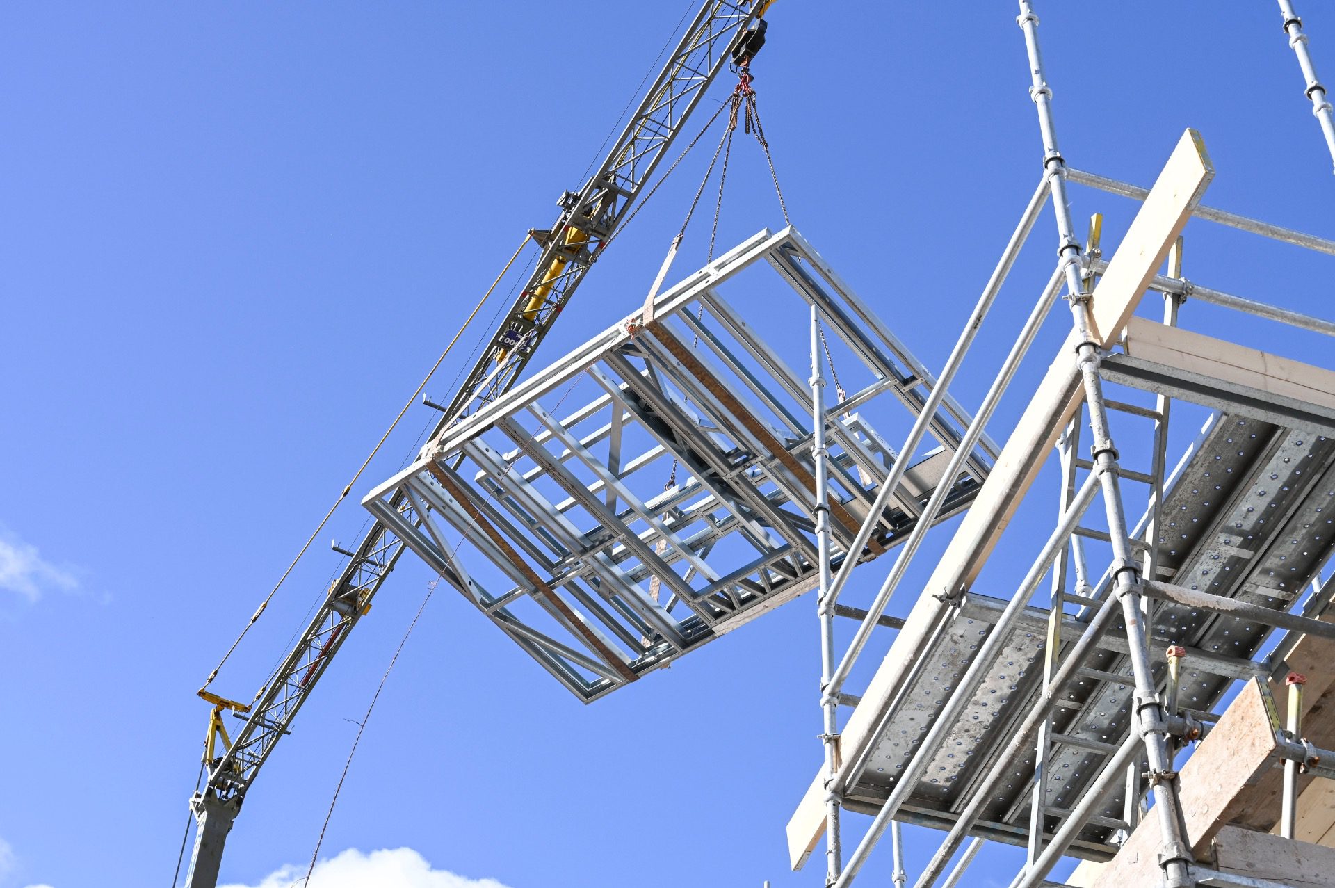 Posa di una parete in un cantiere