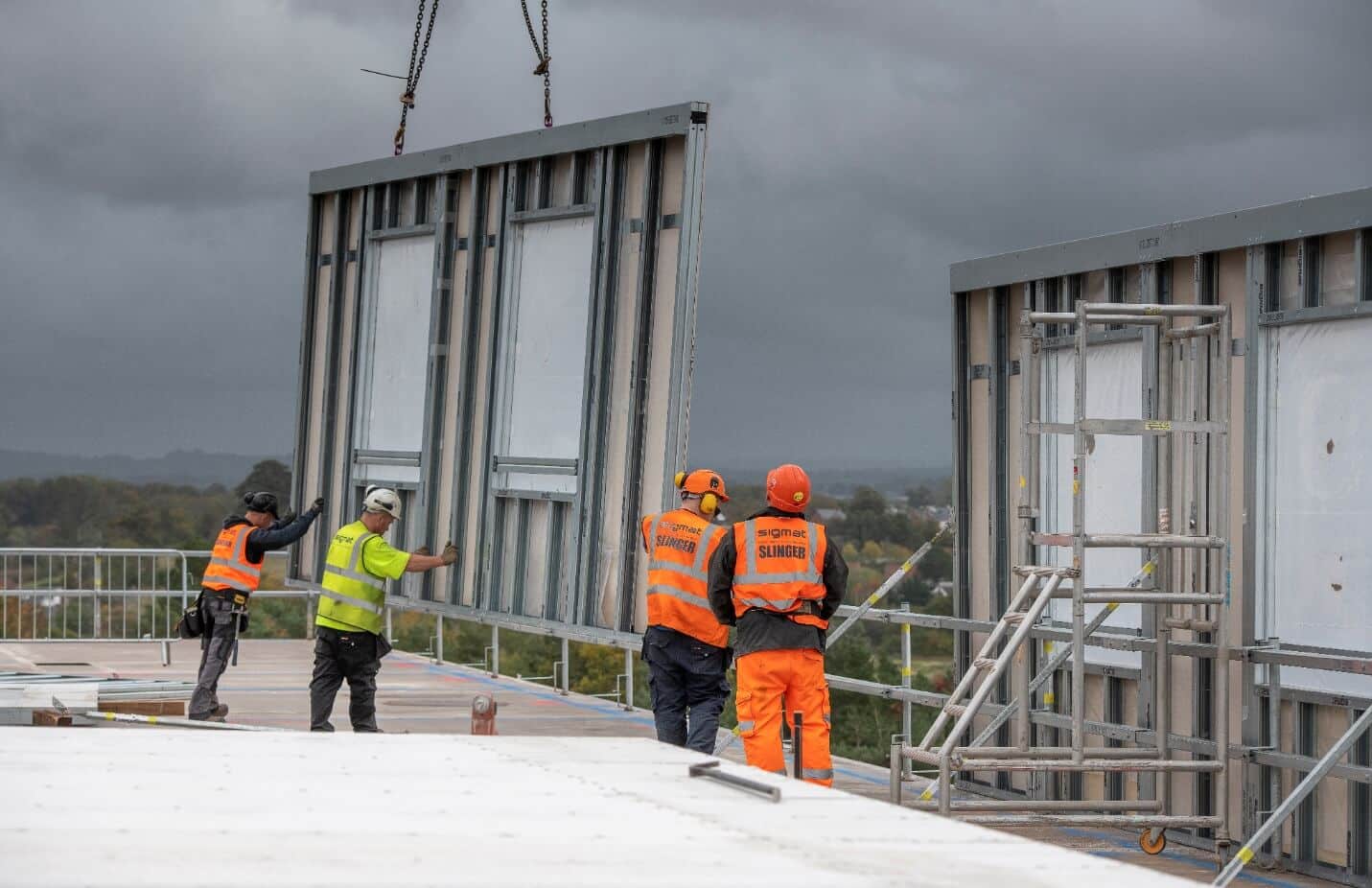 Installazione di una parete esterna nel cantiere di un edificio