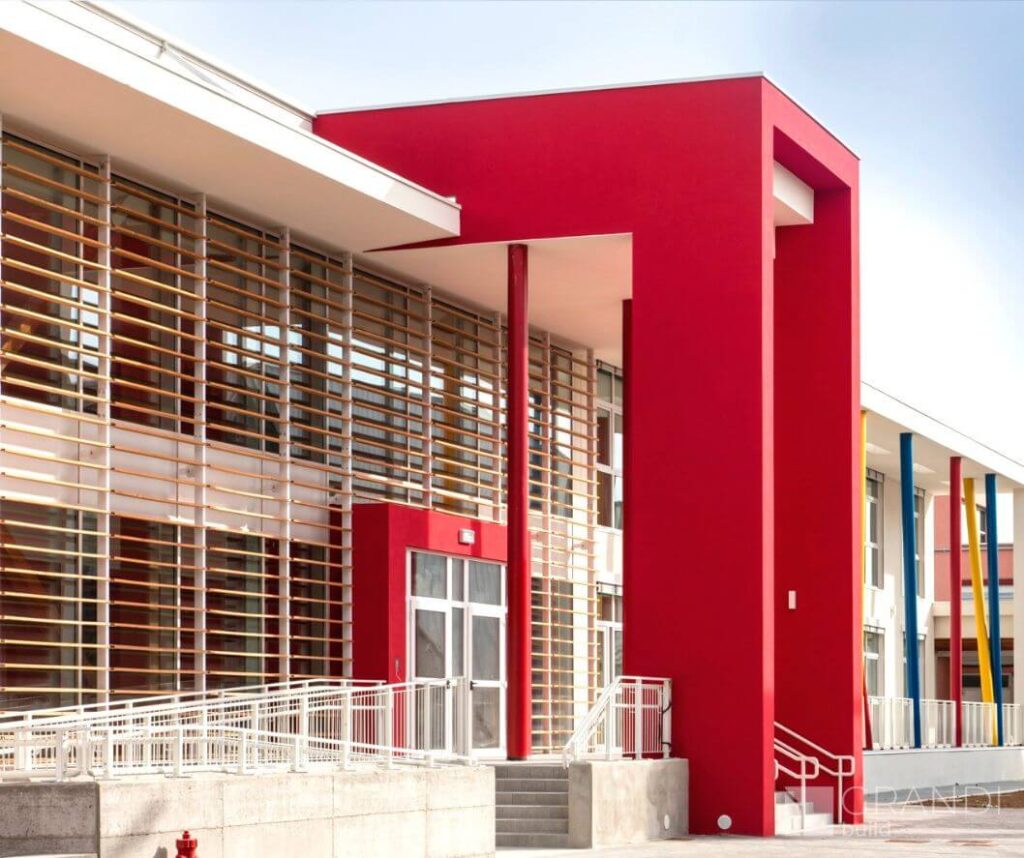 Facciata di una scuola a Collecchio