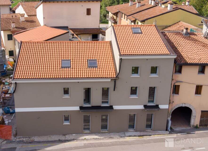 Look esterno di edificio in acciaio tradizionale