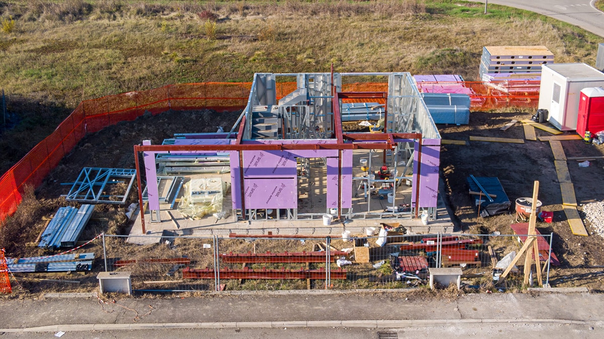 Cantiere di una casa in acciaio visto dall'alto