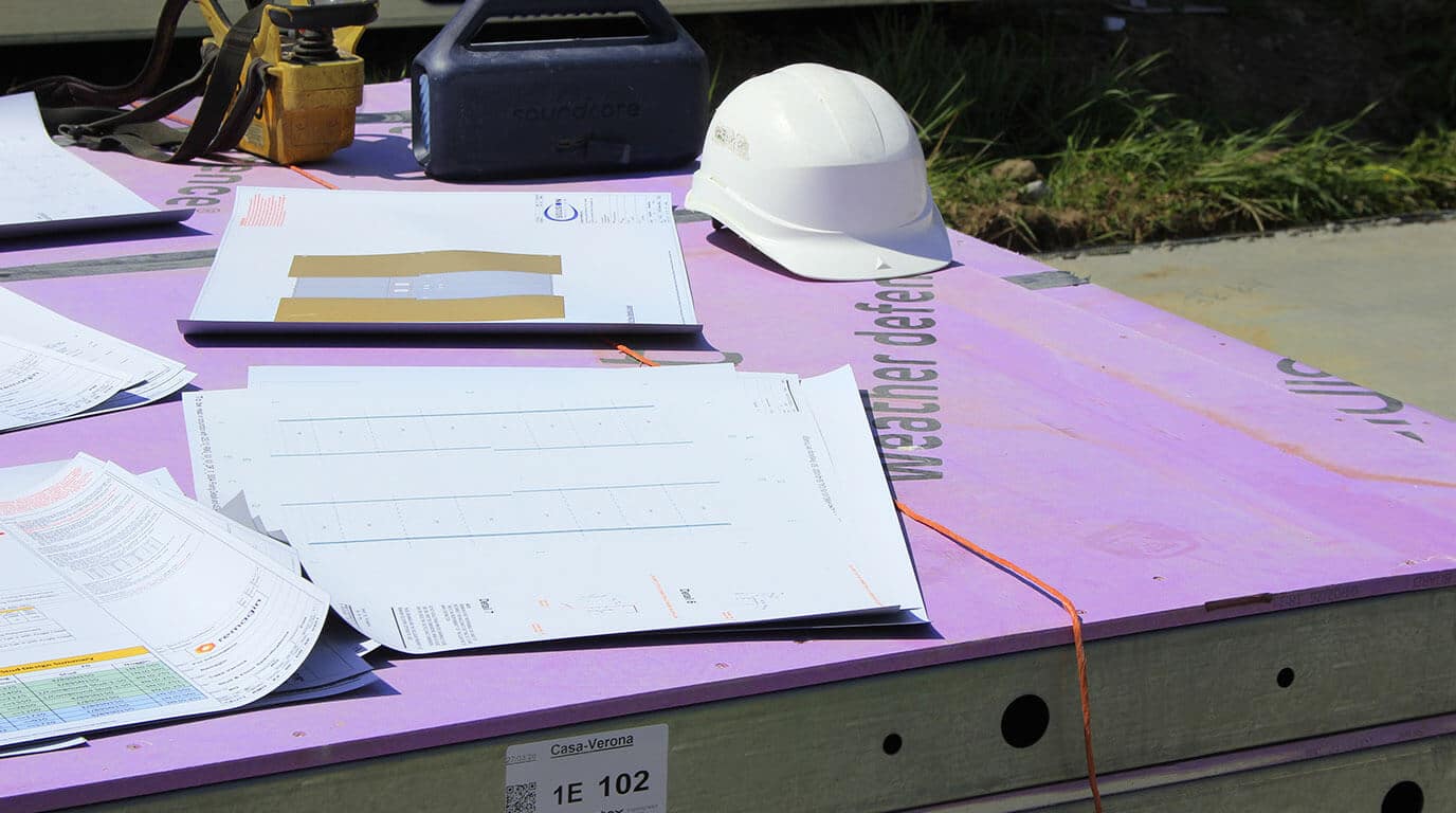 Cantiere di una casa in acciaio dove si vede il coordinamento del general contractor