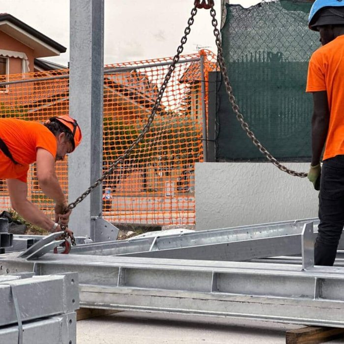 I profili metallici mentre vengono montati